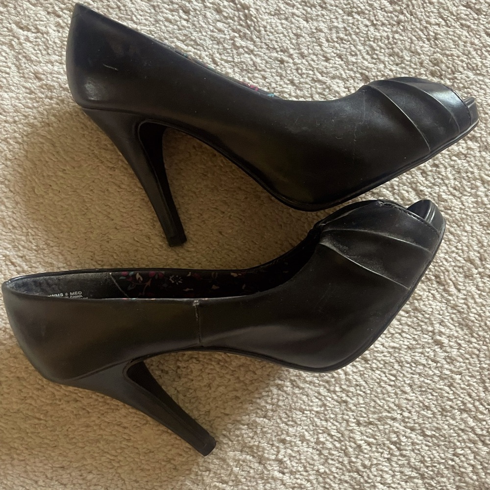 Gently used Candies peep toe heels. Cute and comfortable!